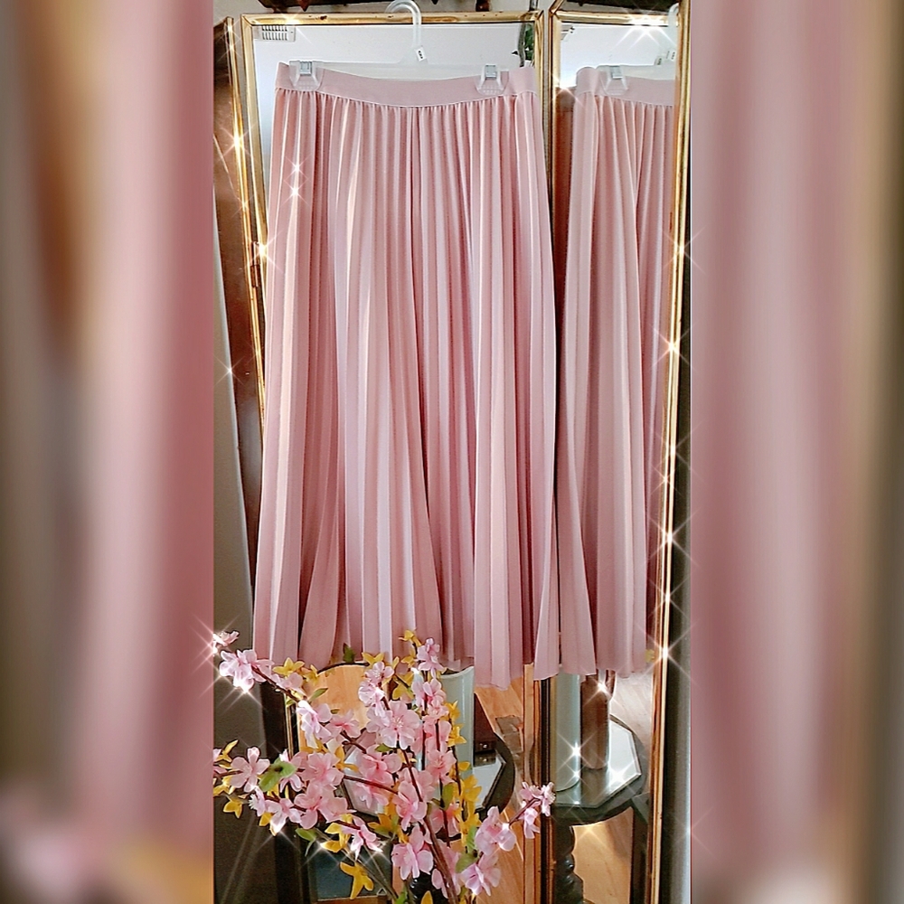 Pink pleated skirt